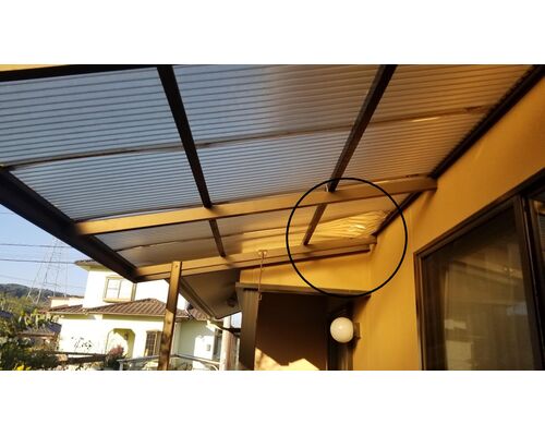 被害を受けたテラスの屋根～〇印